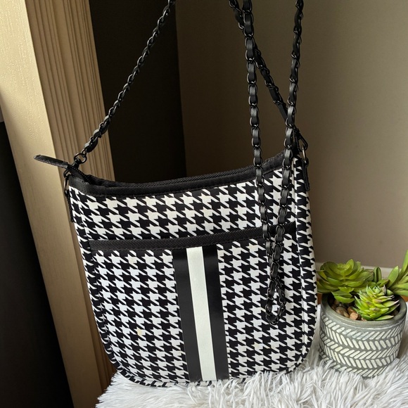 HAUTE SHORE Handbags - HAUTE SHORE JERI Houndstooth Print Crossbody 🖤